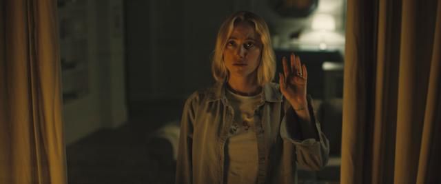 줄리아는 자신이 사는 아파트 건너편 위쪽에서 누군가 늘 내려다본다는 생각에 자신의 손을 들어본다. 유니버설 픽쳐스 제공