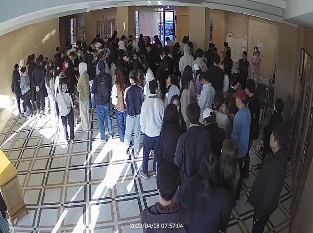 주말인 7일 오전 7시대 ‘장인, 더 약과’ 경기 포천 본점 카페 입구에는 영업 시작도 전에 파지 약과 등을 사려는 고객 100여 명 길게 줄을 서 있다. 카페 제공