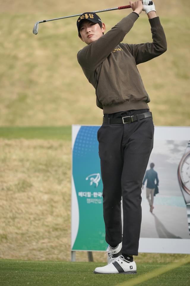 김나현이 13일 경기 여주시 페럼클럽(파72)에서 열린 KLPGA 투어 제2회 메디힐·한국일보 챔피언십 1라운드에서 아이언샷을 하고 있다. 대회조직위원회 제공