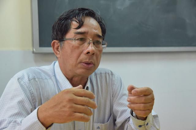 지난달 20일 베트남 껀터시에 위치한 껀터대학교 레안투안 교수가 자신의 연구실에서 메콩 델타 지역의 기후변화가 불러올 사회 문제에 대해 설명하고 있다. 껀터=허경주 특파원