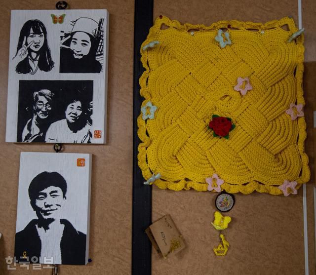 문종택씨의 작업실 벽에 한 시민이 만들어 준 노란색 방석이 걸려있다. 문씨는 가운데 기울어진 리본을 진상이 완전히 규명되는 날 바로 세울 생각이다. 안다은 인턴기자