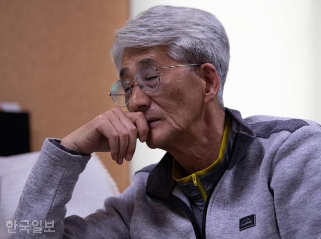 세월호 유족 문종택씨가 11일 경기 안산시 작업실에서 한국일보와 인터뷰 도중 눈을 감고 마음을 추스르고 있다. 안다은 인턴기자