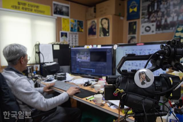 세월호 유족 문종택씨가 경기 안산시 '4·16 TV' 작업실에서 촬영한 영상을 편집하고 있다. 안다은 인턴기자