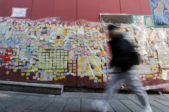 1월 서울 지하철6호선 이태원역 앞 골목 벽면에 참사 희생자를 추모하는 메시지가 빼곡히 붙어 있다. 뉴스1