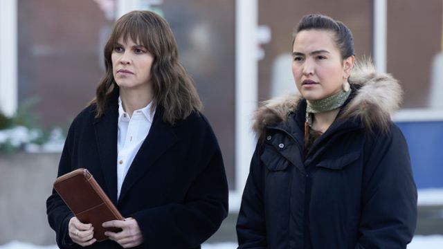 에일린은 알래스카에서 원주민 기자 로즈와 갈등하고 우정을 나누며 함께 일한다. 월트디즈니컴퍼니 코리아 제공