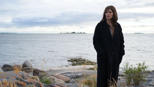 에일린은 난생처음 와 본 알래스카에서 고립감을 느끼나 직업정신으로 하루하루를 이어간다. 월트디즈니컴퍼니 코리아 제공