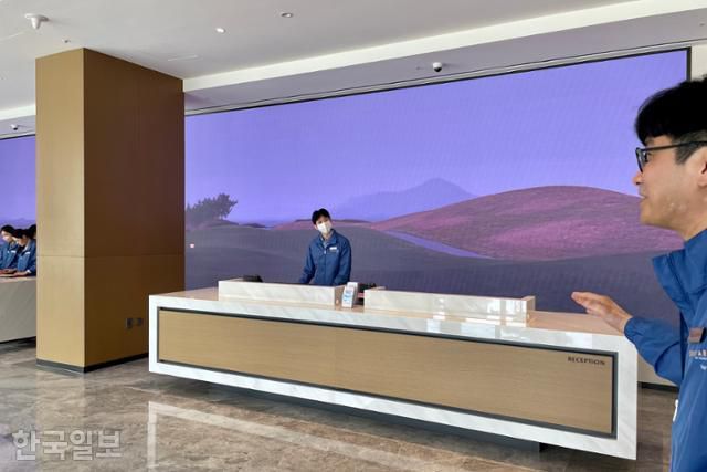 코드야드 바이 메리어트 세종 프런트 모습. 벽에 설치된 300인치 크기의 화면에는 세종의 아름다운 풍경 사진과 지역 화가들의 작품 등이 표출될 예정이다.