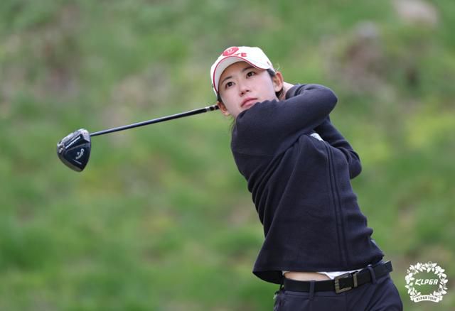 황유민이 4월 23일 경남 김해 가야 컨트리클럽에서 열린 넥센·세인트나인 마스터즈 2023 파이널라운드 1번홀에서 티샷을 하고 있다. KLPGA 제공