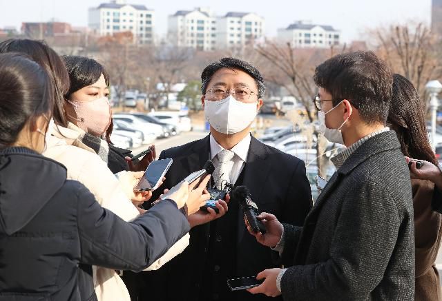 고위공직자범죄수사처의 '이성윤 서울고검장 공소장 유출 의혹' 수사와 관련, 압수수색 대상자였던 임세진 검사가 2021년 11월 경기 과천시 정부과천청사에서 공수처에 수사기록 열람·등사신청을 하기 전 취재진 질문에 답하고 있다. 연합뉴스