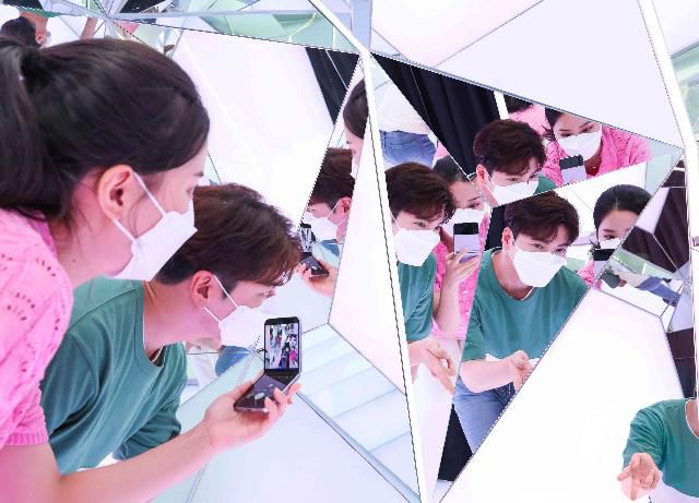 갤럭시 스튜디오 삼성 디지털프라자 홍대본점을 찾은 방문객들이 런웨이 존에서 폴더블폰을 이용해 거울셀피 촬영을 체험하고 있다. 삼성전자 제공