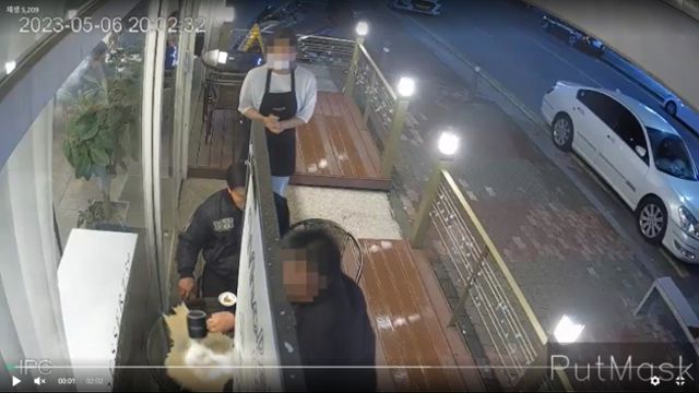 커피숍에서 담배를 피우다 직원에게 제지당하자 A씨의 일행이 커피를 테이블에 쏟아붓고 있다. '아프니까사장이다' 커뮤니티 캡처