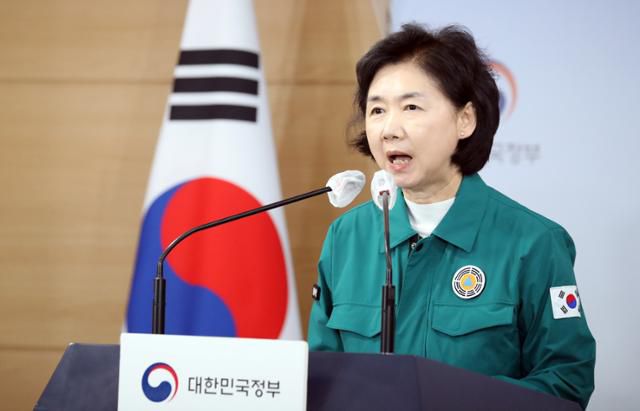 지영미 질병관리청장이 11일 오전 서울 종로구 정부서울청사에서 코로나19 중앙재난안전대책본부 결정 사항을 설명하고 있다. 뉴스1
