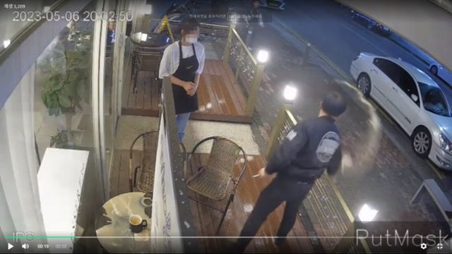 지난 6일 인천의 한 커피숍에서 담배를 피우다 직원에게 제지당한 60대 남성 A씨가 커피를 길에 뿌리고 있다. 그가 던진 머그잔은 오른쪽에 있던 흰색 승용차 아래로 날아갔다. '아프니까사장이다' 커뮤니티 캡처