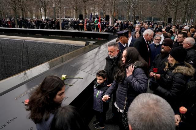 9·11 테러로 무너진 미국 뉴욕 맨해튼 쌍둥이빌딩 자리에 조성된 추모시설 '그라운드제로'에서 추모객들이 헌화를 하고 있다. 뉴욕=AP 연합뉴스