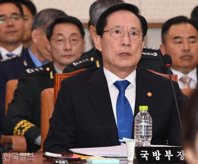 송영무 전 국방부 장관이 2018년 7월 20일 열린 국회 법제사법위원회 전체회의에 출석해 계엄 문건 등에 관한 질문에 답변하고 있다. 오대근 기자