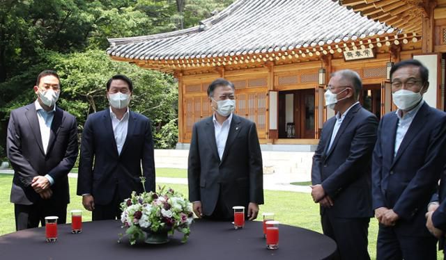 문재인 대통령이 지난 2021년 청와대 상춘재에서 4대 그룹 대표와 오찬을 겸한 간담회에 앞서 환담을 나누고 있다. 왼쪽부터 구광모 LG그룹 회장, 최태원 대한상공회의소 회장 겸 SK그룹 회장, 문 대통령, 정의선 현대자동차그룹 회장, 김기남 삼성전자 부회장. 청와대 제공