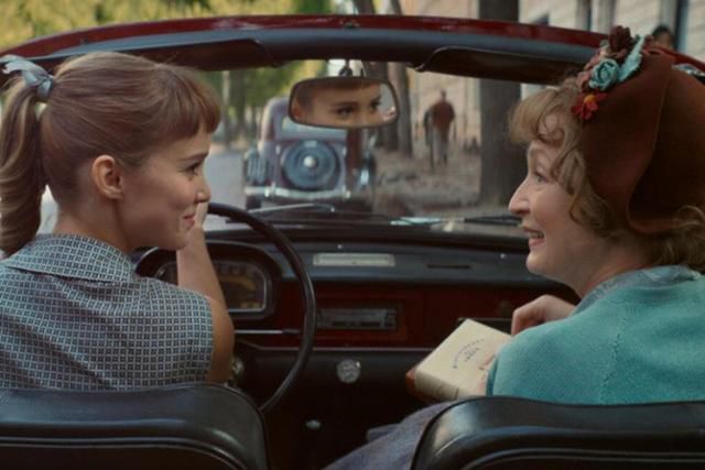 해리스는 파리에서 만나 인연을 맺은 모델 나타샤와 서로 도움을 주고받는다. ⓒDávid Lukács/포커스피처스