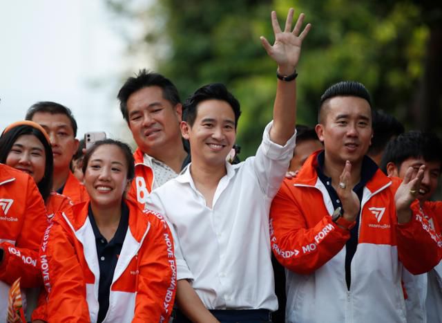15일 태국 방콕에서 피타 림짜른랏(오른쪽 두 번째) 전진당 대표와 당원들이 승리를 축하하는 카퍼레이드에서 지지자들에게 인사를 하고 있다. 방콕=EPA 연합뉴스
