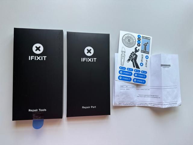 아이폰11 액정화면 교체 수리 세트. 새 액정화면이 든 박스와 수리에 필요한 도구들이 들어 있는 박스 등이 담겨 있다. 이서희 특파원