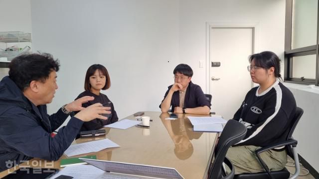 광주에 거주하는 청년들이 10일 5·18기념재단에서 5‧18민주화운동의 의미와 미래를 놓고 대담하고 있다. 왼쪽부터 박경우 한국일보 호남취재본부장, 주보람, 백성동, 김현지씨. 광주=김진영 기자