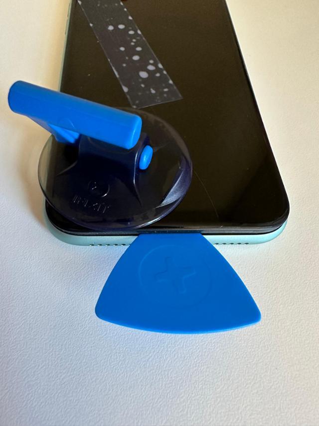 흡입컵으로 고장난 액정화면과 본체에 틈을 만들면, 얇은 플라스틱을 그 틈에 끼워 액정과 몸체를 완전히 분리해야 한다. 이서희 특파원