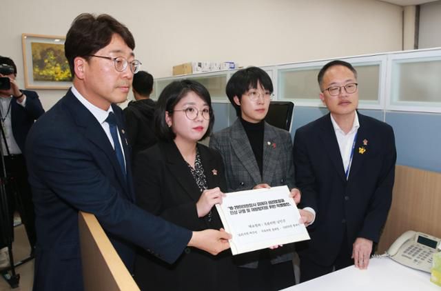 강성희(왼쪽부터) 진보당 의원, 용혜인 기본소득당 상임대표, 장혜영 정의당 의원, 박주민 더불어민주당 의원이 지난달 20일 오후 서울 여의도 국회 의안과에서 10·29이태원참사 피해자 권리보장과 진상 규명 및 재발방지를 위한 특별법안 접수를 하고 있다. 뉴시스