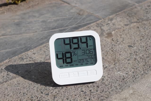 17일 베트남 하노이에서 온도계가 아스팔트 복사열로 섭씨 49.4도를 나타내고 있다. 하노이=허경주 특파원