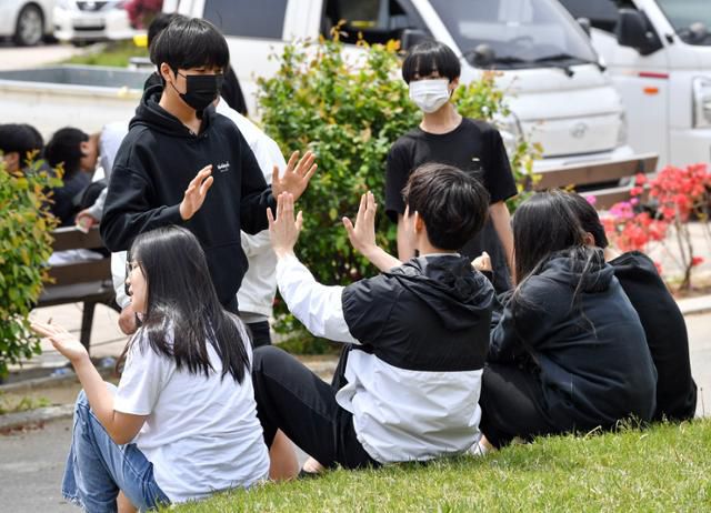 지난달 28일 강원 원주시 북원중에서 학생들이 자유로운 옷차림으로 즐거운 시간을 보내고 있다. 원주=안다은 인턴기자