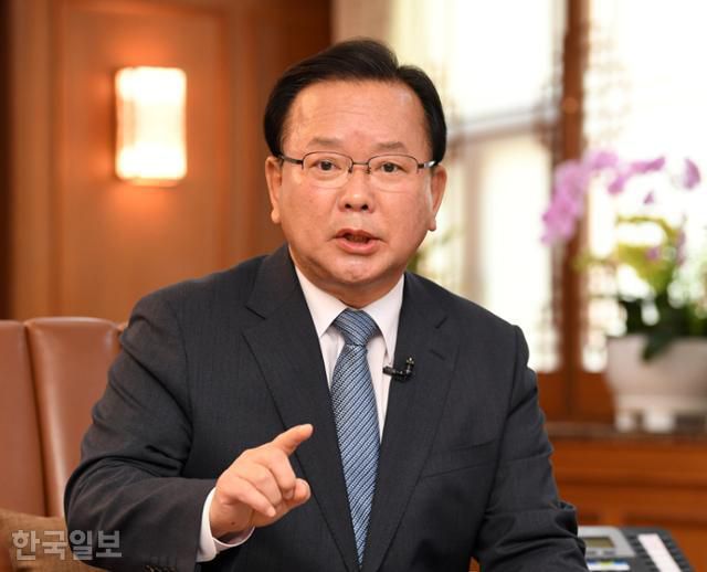 2022년 5월 4일 김부겸 국무총리가 정부서울청사 집무실에서 본보와 인터뷰를 하고 있다. 홍인기 기자