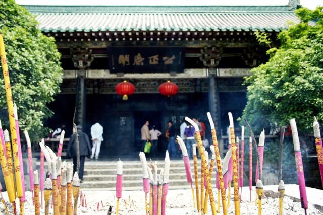 포공사 대전 앞에 향이 피어오르고 있다. ⓒ최종명