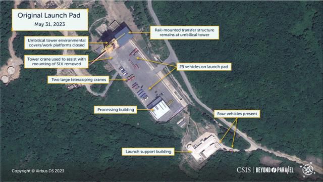 미국 전략국제문제연구소(CSIS) 산하 북한 전문 사이트 '비욘드패럴렐'이 공개한 지난달 31일 북한 서해위성발사장 위성 사진. 발사장 주변으로 차량과 크레인 등이 보인다. 연합뉴스