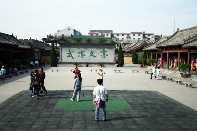 개봉부 훈련장 광장의 '역문역무' 조벽. ⓒ최종명