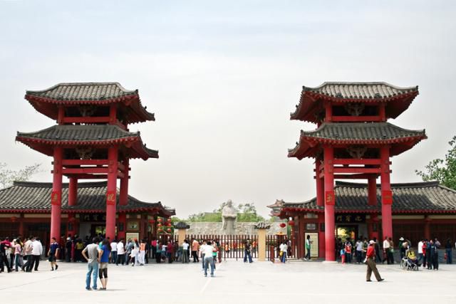 카이펑의 테마공원 청명상하원 입구. ⓒ최종명