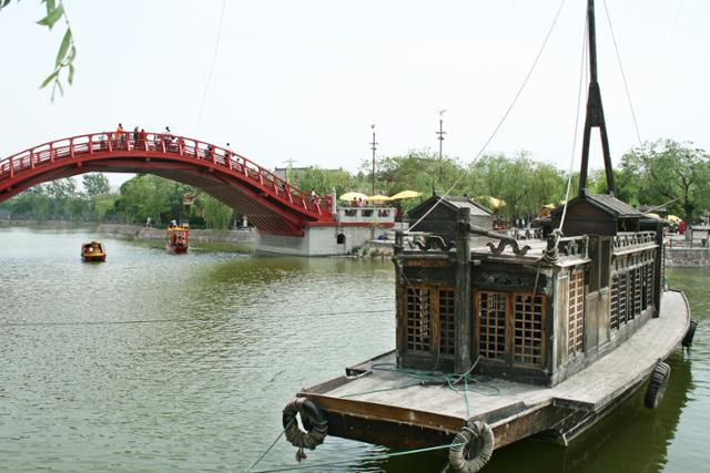 테마공원 청명상하원 무지개다리와 변하의 배. ⓒ최종명