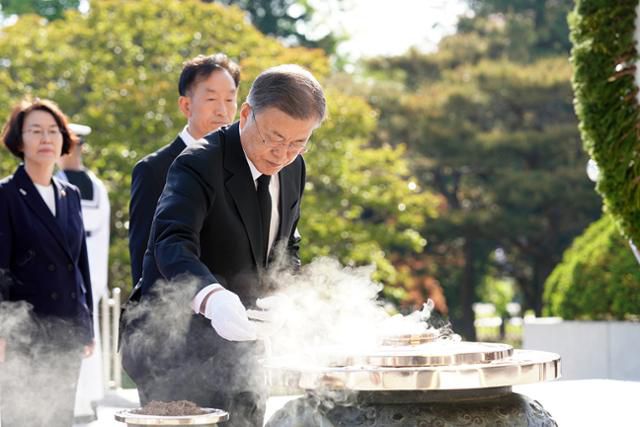 문재인 대통령이 지난 9일 서울 동작구 국립서울현충원 내 현충탑에 분향하고 있다. 서재훈 기자