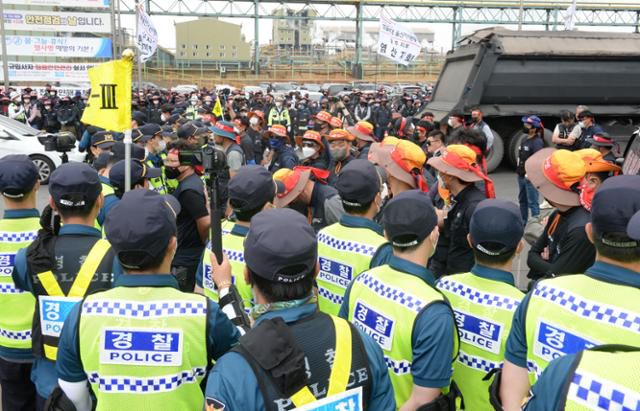 민주노총 공공운수노조 화물연대본부의 총파업 일주일째인 지난 2022년 6월 13일 오후 울산 화물연대 조합원들이 울주군 고려아연 온산제련소 앞에서 집회를 열고 경찰과 대치하고 있다. 울산= 뉴시스