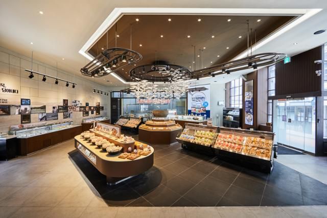 부산 영구도 삼진어묵 본점에 있는 어묵베이커리. 빵집 콘셉트로 만들어진 어묵 매장을 만든 이후 소비자들의 큰 관심을 받아 오고 있다. 삼진어묵 제공