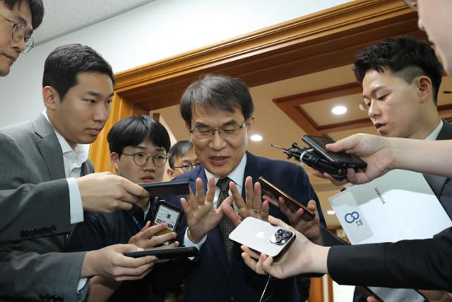 노태악 중앙선거관리위원장이 2일 오전 경기 과천시 중앙선거관리위원회에서 열린 고위직 간부 자녀 특혜 채용 의혹 관련 위원회의를 마치고 나오며 취재진에게 질문 세례를 받고 있다. 뉴시스