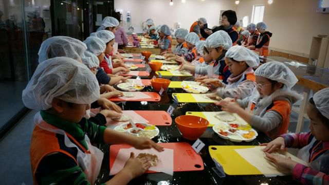부산 영도구 삼진어묵 본점 2층에 있는 어묵만들기체험관에서 어린이들이 어묵을 만들고 있는 모습. 삼진어묵 제공