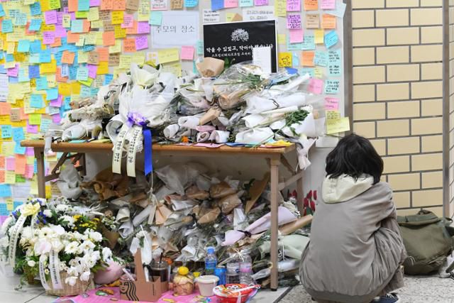 서울교통공사 역무원 스토킹 살인사건 발생 5일째인 지난해 9월 19일 오전 서울 중구 신당역 역내 화장실 앞에 마련된 추모공간에서 한 시민이 추모하고 있다. 한국일보 자료사진