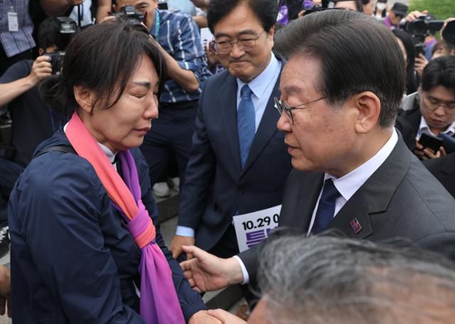 이재명 더불어민주당 대표가 7일 서울 여의도 국회 본청 앞 계단에서 열린 10.29 이태원 참사 진상규명특별법 제정 촉구 국회 앞 유가족 농성 시작 기자회견에서 눈물을 흘리는 유가족을 위로하고 있다. 뉴스1