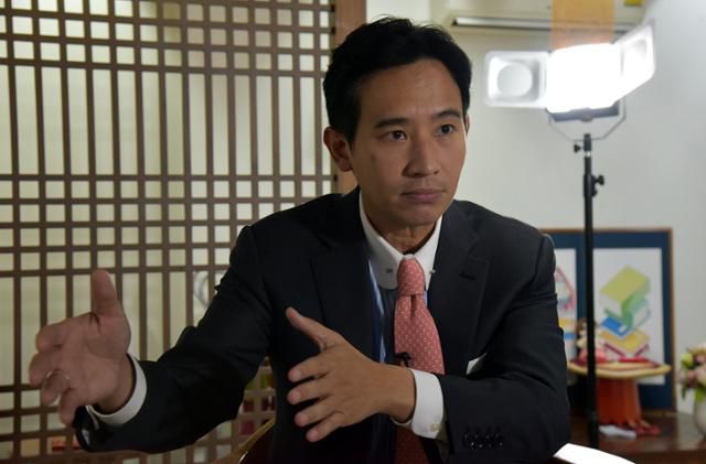 피타 림짜른랏 태국 전진당 대표가 4일 방콕에서 한국일보와 인터뷰를 하고 있다. 방콕=허경주 특파원