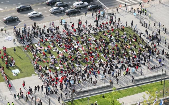 U-20 월드컵 준결승 대한한국과 이탈리아의 경기가 열린 9일 오전 서울 광화문광장. 시민들이 대표팀의 승리를 기원하며 거리응원을 하고 있다. 뉴시스