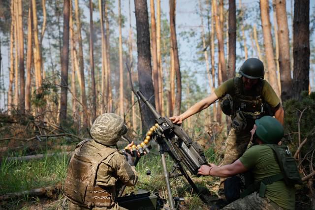8일 우크라이나 루한스크주(州)의 크레민나 전선에서 우크라이나 군인들이 러시아군을 향해 유탄발사기를 쏘고 있다. 크레민나=AP 뉴시스