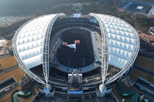 지난해 11월20일 대구 수성구 대구스타디움에서 신천지예수교 증거장막성전(신천지예수교회) 시온기독교선교센터 113기 수료식이 열리고 있다. 뉴시스