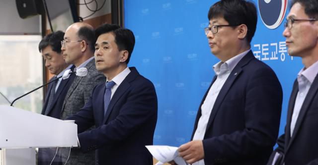 권혁진(가운데) 국토교통부 주택토지실장이 15일 정부세종청사에서 국토부 관계자들과 함께 신규 공공택지 투기 근절 대책을 발표하고 있다. 뉴스1