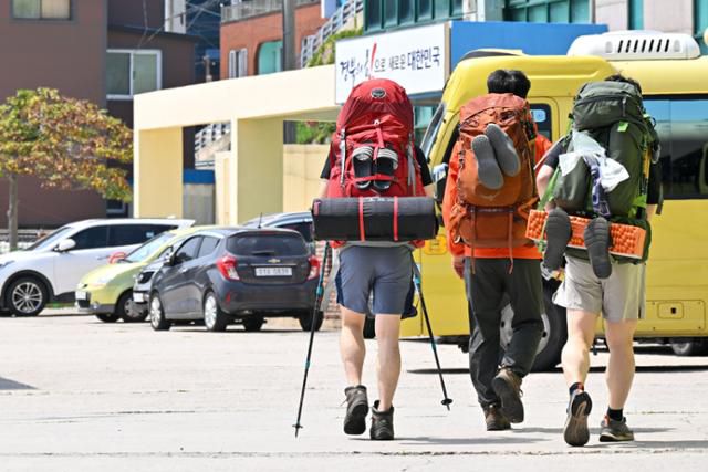 8일 경북 울릉군 저동항 여객터미널 근처에서 배낭 하나에 텐트 및 모든 소지품을 넣고 캠핑을 하는 이른바 '백패킹'을 즐기는 젊은 관광객들이 이동하고 있다. 울릉=최주연 기자