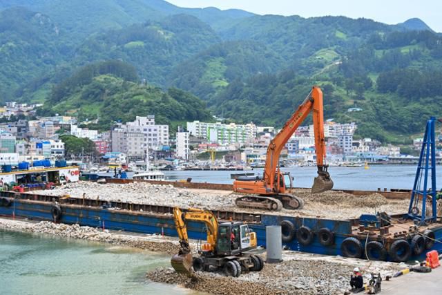8일 경북 울릉군 저동항 인근에서 간척사업이 이뤄지고 있다. 울릉=최주연 기자