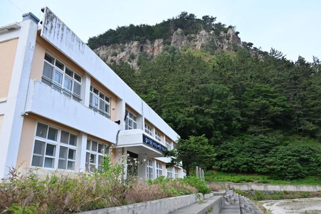 7일 경북 울릉군 서면 울릉서중학교가 폐교 이후 수년간 방치돼 있다. 울릉군은 폐교 부지에 2025년 개항 예정인 울릉공항 직원 기숙사를 건립하는 계획을 추진하고 있다. 울릉=최주연 기자