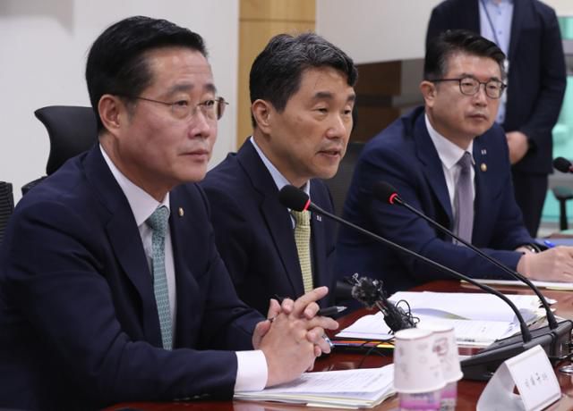 이주호(가운데) 부총리 겸 교육부 장관, 이태규(왼쪽) 국민의힘 국회 교육위원회 간사, 장상윤 교육부 차관이 19일 국회 의원회관에서 열린 학교교육 경쟁력 제고 및 사교육 경감 관련 당·정협의회를 마치고 취재진의 질문을 받고 있다. 뉴스1